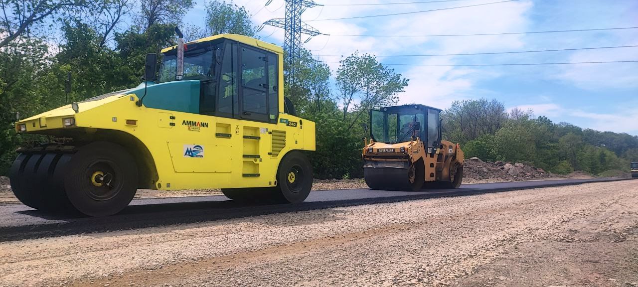Работы по ремонту участка автомобильной дороги 43ОП РЗ43К-16 «Ровеньки-Антрацит» выполнены на 55 процентов. Дорожные рабочие ООО "Магистраль" Ставропольского края продолжают ремонт асфальтового покрытия дороги, соединяющей Антрацитовский муниципальный и Ровеньковский городской округа. «Дороги в округе давно требовали ремонта. За три года сделано немало, но предстоит еще больше. В настоящее время ремонты дорог выполняются в рамках специального инфраструктурного проекта, из регионального и местного бюджетов», - отметил глава Антрацитовского муниципального округа Сергей Саенко. Ремонт дороги «Ровеньки-Антрацит» имеет огромное значение для местных жителей, так как она связывает важные населенные пункты и обеспечивает транспортную доступность региона. Работы на данном участке осуществляются в рамках специального инфраструктурного проекта.