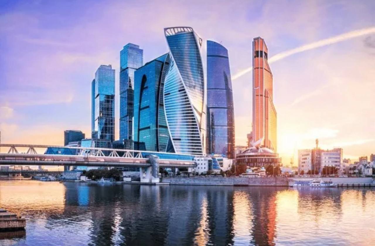 Пугающие последствия санкций и «изоляции России»  В Москва-Сити не осталось свободных офисов. Все арендованы идущими к успеху или добившимися.  Редакции канала «Лобушкин» милее те, кто выбирает особнячки в зеленом центре, но и любителей хайтека уважаем.   Думается, счастливчики, которые успели, теперь начнут сдавать офисы в Сити в субаренду, но дороже.