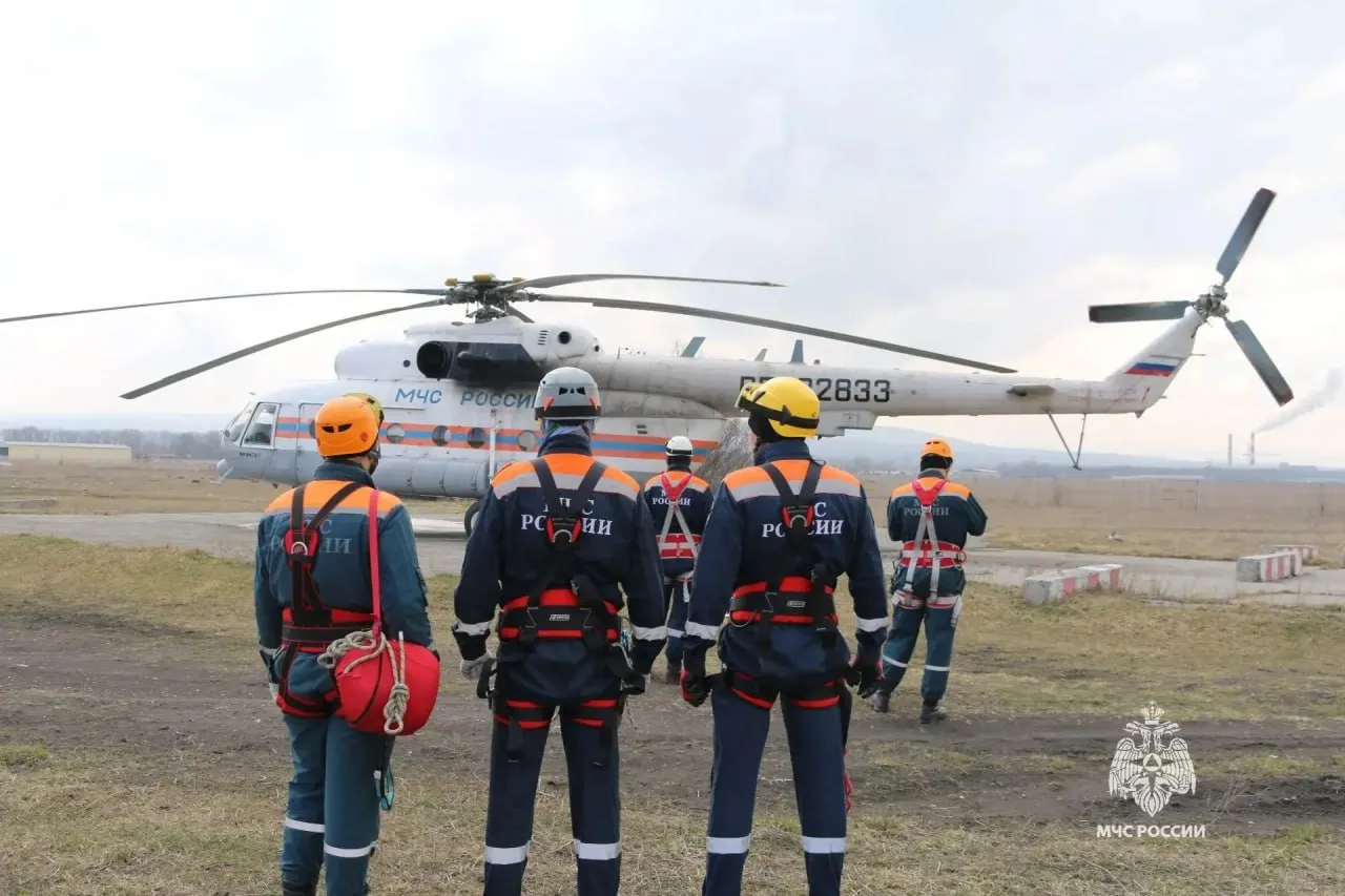Для поиска двух туристок в Карачаево Черкесии подняли вертолёт На земле двух девушек из Астраханской области которые пропали 4 мая ищут более 30 человек Работы по поиску туристок осложняются высоким уровнем снежного покрова и особенностями горного рельефа местности сообщили в МЧС по Карачаево Черкесии Подписывайтесь на Аргументы и Факты Северный Кавказ Мы в МАКС