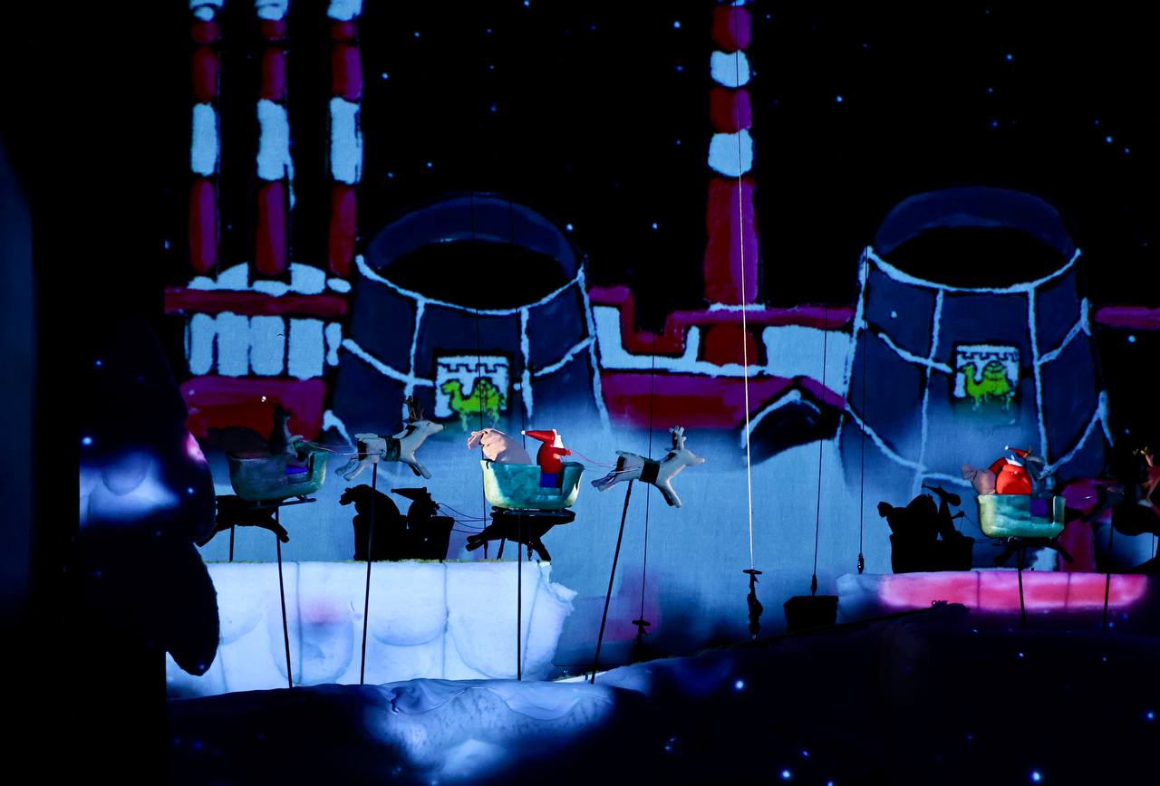 Юная челябинка победила во всероссийском конкурсе сказок Организаторы конкурса Чудеса природы назвали призеров Подведены итоги Всероссийского творческого конкурса новогодних сказок Чудеса природы Среди сотен участников со всей страны победу в одной из номинаций одержала жительница Челябинской области Алиса Кокина из региона стала победительницей в номинации Волшебные превращения для детей 3 4 лет Её работа как и сотни других была посвящена зимним чудесам семейным традициям и доброму отношению к природе Всего в конкурсе было пять номинаций и в каждой побеждали дети из разных уголков России от Калининграда до Камчатки включая новые регионы Победителей и призёров ждут дипломы и подарки от организаторов Сертификаты участников получат все без исключения юные авторы Рассылка наград продлится до 15 марта eugenejut