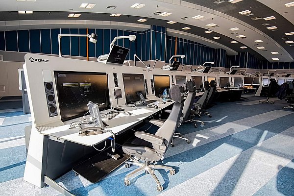 Новая система Госкорпорации Ростех для управления полетами в Московском регионе сертифицирована Росавиацией Новая система управления воздушным движением Галактика разработанная компанией Азимут Госкорпорации Ростех успешно прошла эксплуатационные испытания и получила сертификат типа Росавиации Она будет работать в самом сложном авиаузле Московском региональном центре Единой системы организации воздушного движения входит в подведомственную Росавиации Госкорпорацию по ОрВД Переход на непосредственное управление воздушным движением с Галактикой состоится в 2026 году Об этом сообщает AVIA RU aviaru net n291254