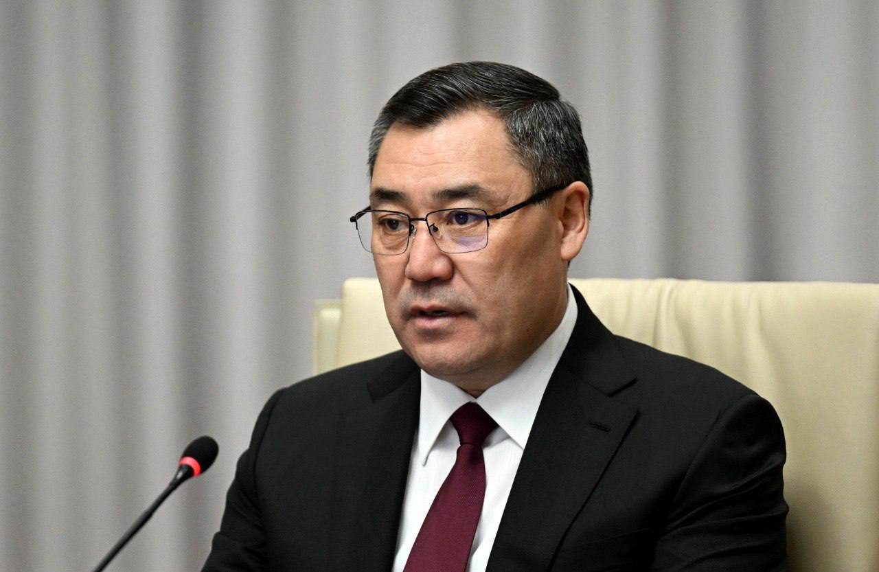 Малый бизнес не трогать Президент жестко остановил ночные рейды Президент раскритиковал мэров Бишкека и Оша за чрезмерно жесткие ночные рейды проводимые под предлогом экономии электроэнергии и обеспечения порядка Он напомнил что поручение касалось только заведений с реальными нарушениями ночных клубов мест массовых застолий и крупных банкетных залов По словам Садыра Жапарова проверяющие начали закрывать обычные кафе и точки быстрого питания выгонять посетителей грубить предпринимателям и отключать свет и воду без оснований Президент потребовал прекратить такие действия Он подчеркнул что экономить электроэнергию должны прежде всего госучреждения которые по прежнему держат освещение круглосуточно по принципу государство платит а к небольшим заведениям которые работают тихо и без нарушений не следует мешать Подписаться на news24kg Связаться с админом news24kg admin