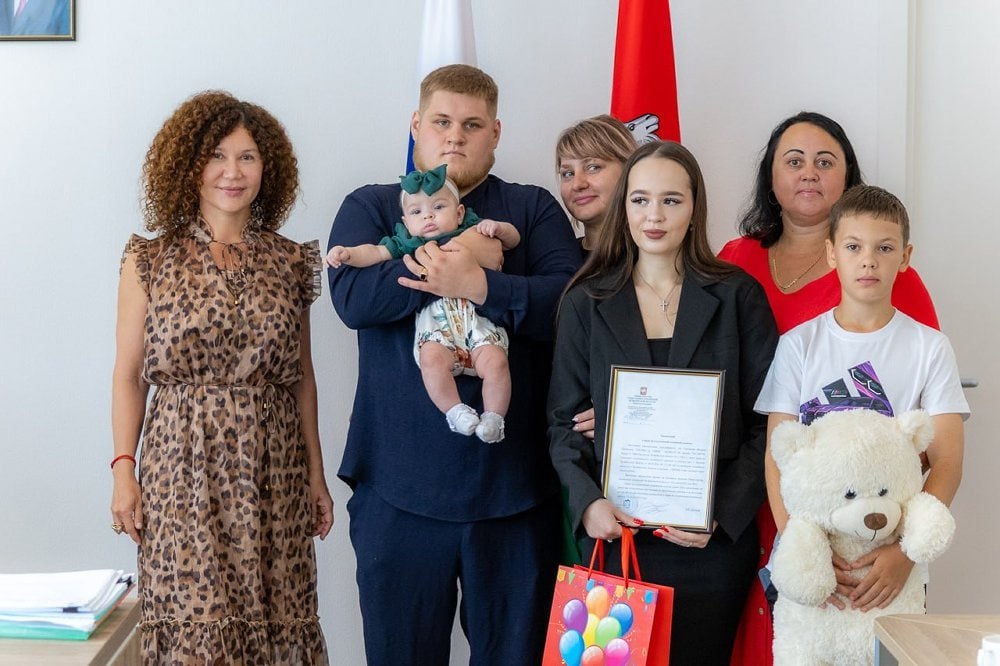 Челябинская область уже более полутора лет реализует уникальную программу поддержки молодых семей. С 2024 года по инициативе главы региона действует студенческий капитал. За это время уведомление о праве на студенческий капитал получили 88 молодых семей, среди них супруги Сохликовы из Челябинска.  Никита и Валерия познакомились через общих друзей. Общение переросло во взаимные чувства – так появилась студенческая семья. Во время учебы у пары родилась дочка Марьяна, скоро малышке пять месяцев. Родители признаются, что совмещать воспитание ребенка с очным обучением сложно, но возможно.  О студенческом капитале семья узнала ещё во время беременности Валерии. Они подали заявление и решили направить миллион рублей на покупку жилья.  Студенческий капитал предназначен для молодых семей с первенцем, если оба родителя учатся на дневном отделении. В 2025 году сумма увеличится до 1,4 млн рублей, а при рождении второго ребёнка можно получить дополнительно 20%. Полученные средства можно использовать для покупки жилья, оплаты аренды, учёбы, детского сада, лечения и регулярных платежей.  Фото: Дмитрий Сопильняк, ИА "Первое областное"