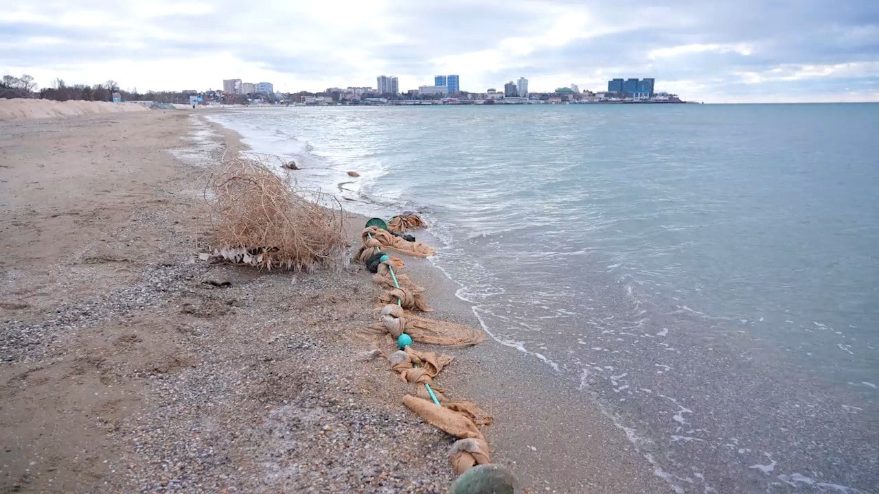 Учёный тестирует на пляже в Анапе новую конструкцию, улавливающую мазут Полипропиленовые сети для сбора мазута, который приносит море усовершенствовали. Теперь это — канат, на который надели поплавки и повязали лентами сети. Длина тестового участка – 27 метров. -Мы установили это сооружение около 21:00 накануне, и всего за ночь оно покрылось мазутом. Если такую конструкцию замыло песком — это не проблема. Достаточно двух минут работы трактора, чтобы освободить её от песка и уложить заново. Поскольку теперь фрагменты сети независимы, мы можем на месте поменять наиболее грязные участки по месту, в то время как остальное продолжит работу в качестве стационарного оснащения,-рассказал руководитель группы проектов развития «Сколтеха» Владимир Каляев. По его словам, применение новых и улучшенных защитных технологий в сочетании с другими методами поможет снизить нагрузку на пляжи Анапы и обеспечит их чистоту.  #АнапаСегодня  #НовостиАнапыСегодня #НовостиАнапы #АнапаНовости  #АктуальныеНовостиАнапы