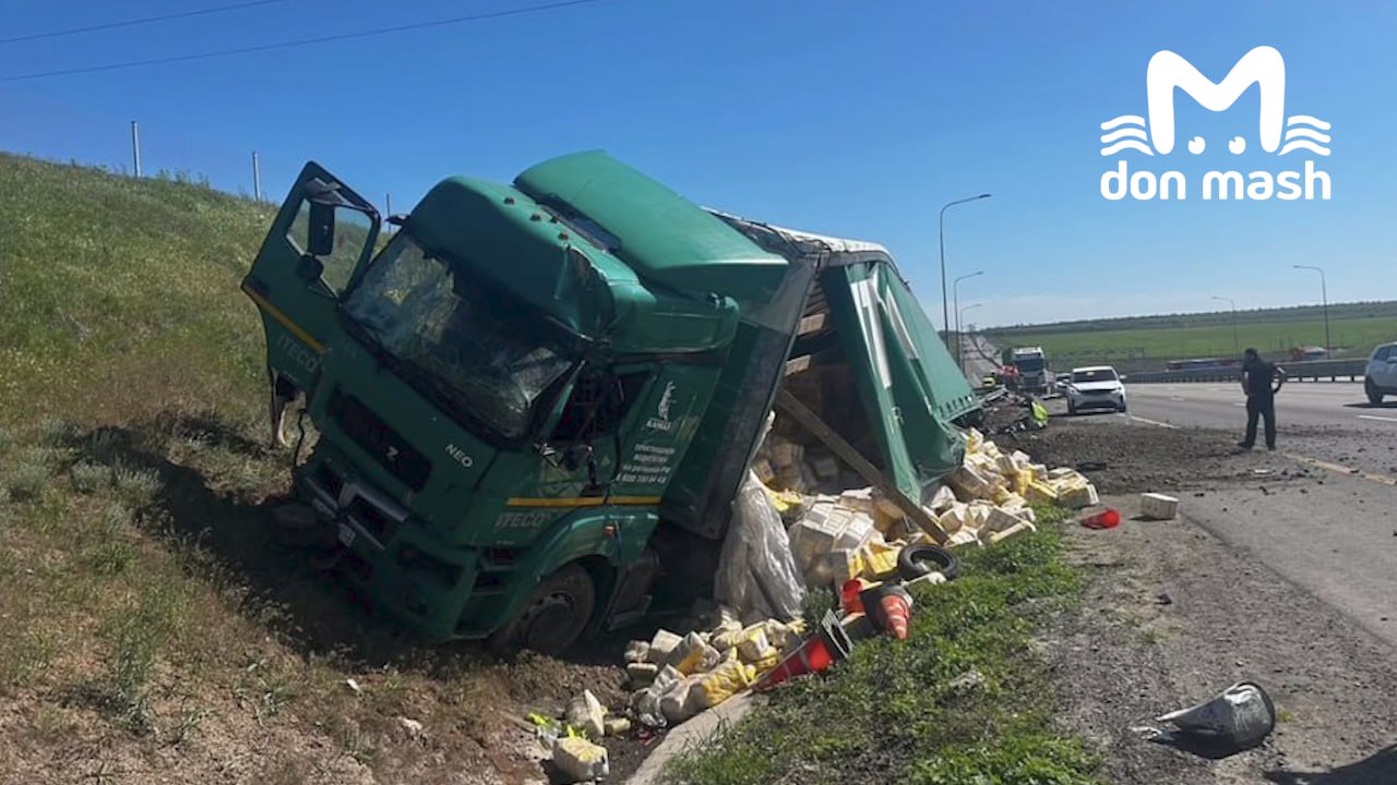 Двое рабочих и водитель погибли под колёсами Камаза на трассе М-4. Водитель грузовика двигался из Краснодара, когда потерял управление. Машина скатилась на обочину и врезалась сначала в прицеп, а потом и в Газель дорожной службы. Рядом два человека красили ограждение ливнёвки — они скончались на месте вместе с водителем. Ещё один получил травмы. UPD. В ГАИ уточнили, что погибли трое рабочих. Водителя забрали с травмами.