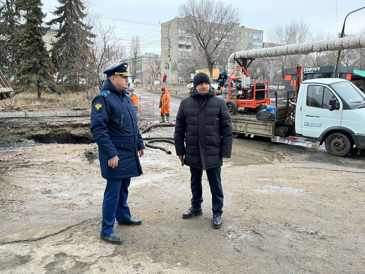 Прокуратура Заводского района Саратова взяла на контроль ход устранения аварийной ситуации на сетях холодного водоснабжения по проспекту Энтузиастов.   По предварительным данным установлено, что в связи с повреждением на коммунальных сетях с 28.01.2025 ограничена подача холодного водоснабжения в целях устранения аварийной ситуации.  29.01.2025 произошло повторное повреждение сетей водоснабжения, в связи с чем, в настоящее время МУПП «Саратовводоканал» проводит работы по замене участка водопровода.  С выходом на место прокурор Заводского района Саратова Артем Мурзаков проверил ход устранения коммунальной аварии.    Ресурсоснабжающая организация предупреждена, что в случае нарушения сроков устранения аварии будет рассмотрен вопрос о принятии мер реагирования, в том числе в части перерасчета жильцам платы за коммунальные ресурсы.