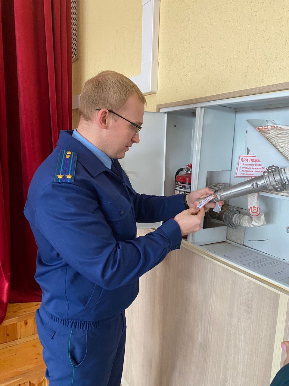 В Уйском районе после вмешательства прокуратуры в сельской школе устранены нарушения требований пожарной безопасности Прокуратура Уйского района с привлечением специалиста МЧС провела проверку исполнения законодательства о пожарной безопасности в МКОУ «Уйская СОШ им. Тихонова А.И.», расположенном в с. Уйское. Установлено, что в школе не обеспеченно наличие устройств для самозакрывания противопожарных дверей, а также свободное открывание дверей эвакуационного выхода, должные лица и персонал школьного учреждения не прошли обучение мерам пожарной безопасности. Прокуратурой района руководителю образовательной организации внесено представление об устранении нарушений закона. В результате принятых мер нарушения устранены, виновное должное лицо привлечено к дисциплинарной ответственности.
