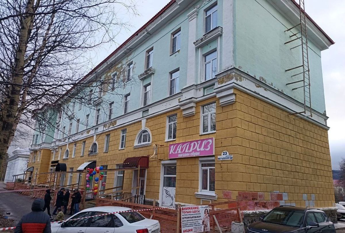Мурманский Вестник новости В Мончегорске проводится проверка после гибели рабочего при ремонте крыши В Мончегорске проводится проверка по факту гибели 31 летнего мужчины ремонтировавшего крышу дома на проспекте Металлургов Сегодня пострадавший сорвался с высоты и погиб Следственный отдел и прокуратура выясняют все обстоятельства происшествия На место ЧП выезжал прокурор Денис Джулаев для координации работы правоохранителей В ходе проверки будет дана оценка действиям лиц ответственных за охрану труда При наличии оснований будут приняты меры прокурорского реагирования сообщили в надзорном ведомстве города Назначена судебно медицинская экспертиза по результатам проверки вынесут процессуальное решение Фото прокуратура Мурманской подробнее на канале Мурманский Вестник новости