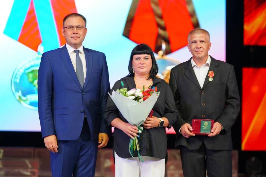 Кузбасские металлурги принимают поздравления с профессиональным праздником На торжественном приеме в Новокузнецке губернатор Кузбасса Илья Середюк поздравил ветеранов отрасли и лучших работников металлургических предприятий. В преддверии профессионального праздника за большие достижения и верность профессии 144 работников отрасли получили государственные и областные награды. Указом Президента Владимира Путина машинист электровоза тушильного вагона Ольга Данилова и машинист коксовых машин Вячеслав Попов ПАО «Кокс» удостоены Почетного звания «Заслуженный металлург Российской Федерации».