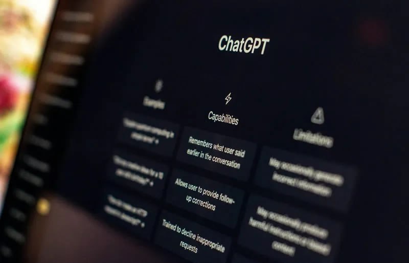 В ChatGPT введён родительский контроль OpenAI анонсировала новую систему родительского контроля в ChatGPT после трагического случая с подростком из Калифорнии который как утверждается покончил с собой после общения с ИИ Система позволит родителям настраивать уровень безопасности для несовершеннолетних пользователей ограничивать доступ к чувствительному контенту и управлять историей переписок Также будет доступен режим тишины отключение голосового режима и генерирования изображений Однако OpenAI уточняет что родители не получат доступ к переписке детей Эти меры ответ на растущее беспокойство со стороны регуляторов о влиянии чат ботов на молодежь Дополнительные детали можно найти в источнике Reuters Unlim AI