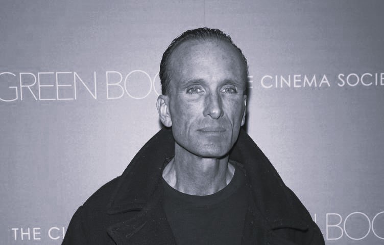 В США умер актёр из фильмов Маска и Криминальное чтиво Питер Грин скончался в возрасте 60 лет Его тело нашли в квартире в Нью Йорке сообщила газета New York Daily News Питер лежал на полу лицом вниз с травмой лица повсюду была кровь рассказал сосед актёра Причина смерти и подозрения на насильственную смерть пока официально не установлены Питер Грин получил широкую известность в 1990 е годы благодаря ролям в кинокартинах Криминальное чтиво Маска Охотник за головами и Бриллиантовый полицейский Подписаться на Говорит Москва Telegram VK MAX