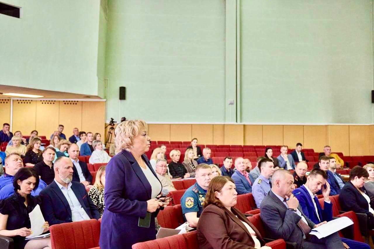 В ходе расширенного общегородского совещания с руководящим составом Администрации, начальниками Управлений и структурных подразделений, представителями правоохранительных органов и служб м.о. Чехов обсудили наиболее актуальные вопросы, стоящие сегодня на повестке дня Центральной темой стала подготовка к осенне-зимнему сезону. На сегодняшний день выполнена подготовка более 20% многоквартирных домов, порядка 37% котельных, 32,4% тепловых сетей, 31,5% систем водоснабжения и 31,1% водоотведения. Управляющие компании округа согласовали и загрузили в систему АИС ГЖИ паспорта готовности для 156 многоквартирных домов; еще 64 документа находятся на стадии подписания. Управляющие компании проводят комплекс мероприятий: промывку и опрессовку внутренних систем теплоснабжения, осмотр теплоизоляции трубопроводов, проверку исправности запорной арматуры, осуществляется контроль вентиляционных каналов и дымоходов, приведение в нормативное состояние чердачных и подвальных помещений, освидетельствование лифтов, контроль ВДГО и ВКГО, а также осмотр теплового контура зданий. Особое внимание уделяется обучению эксплуатационных служб новым технологиям и вопросам безопасности. #МихаилНиколаевичСобакин #МуниципальныйокругЧехов #ЕдинаяРоссия #ГоспабликиМО