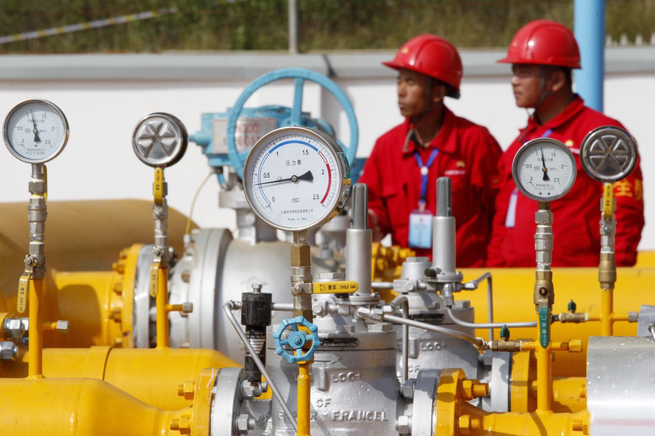 Поставки нефти из РФ в КНР могут вырасти еще на 2,5 млн т к 2034 году Обновлённый протокол российско-китайского межправсоглашения предполагает увеличение объемов продаж нефти, пишут информагентства. Уточняется, что приоритетным направлением станет нефтепровод Сковородино-Мохэ, по которому в настоящее время отправка черного золота из РФ в КНР может составлять 7-10 млн т. Новый текст протокола допускает рост объемов еще на 2,5 млн тонн — до 12,5 млн т в срок до 2034 года. «НиК» отмечает, что РФ и Китай также решили поддерживать операторов проектов в разных отраслях ТЭК. Речь идет о проектах в добыче углеводородов, а также в сфере мирного атома, угля, электроэнергии и ВИЭ.