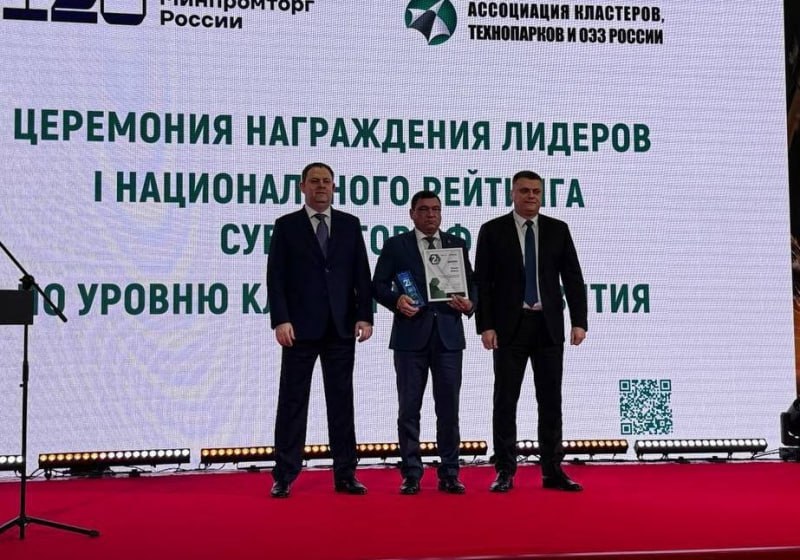 Омская область вошла в топ регионов России по кластерному развитию На Российском промышленном форуме в Уфе представили первый Национальный рейтинг кластерного развития Омская область заняла второе место в стране Губернатор Виталий Хоценко подчеркнул что этот результат итог командной работы региона Кроме того Омская область намерена продолжать укреплять свои позиции как одного из центров промышленного потенциала России Исследование провела Ассоциация кластеров технопарков и ОЭЗ России при поддержке Минпромторга РФ В рейтинг вошли 20 регионов добившихся лучших показателей взаимодействия бизнеса науки и власти