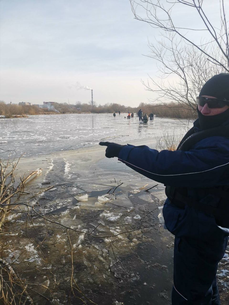 Реакция спасателей не заставила себя ждать. Сегодня всех горе-рыбаков отправили по домам.   Как рассказал начальник спасательной станции ОСВОД Евгений Михнюк, порадовадо, что некоторые рыбаки все же помнят о безопасности:  --- 4 рыбака из 15 --- были в спасательных жилетах. На этих водоемах неоднородный лёд. И нужно понимать, что его толщина не везде одинаковая. Рекомендуем, соблюдать осторожность. К сожалению, люди в нашем районе тонули и в тех местах, где вода по колено.   И напомнил, что на территории Борисовского района с ноября действует запрет выхода лёд.