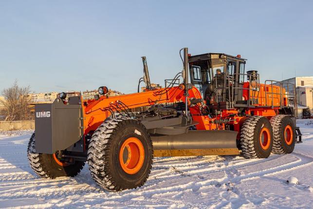 В Челябинске выпустили самый тяжелый автогрейдер в стране   www up74 ru articles news 167765 Технику такого класса раньше не производили ни в России ни в СССР Автогрейдер ДЗ 350 может применяться в дорожном строительстве и в добыче ископаемых В частности ДЗ 350 ориентирован на подготовку дорожного полотна для тяжелой карьерной техники Раньше в России для таких работ использовались только автогрейдеры зарубежного производства