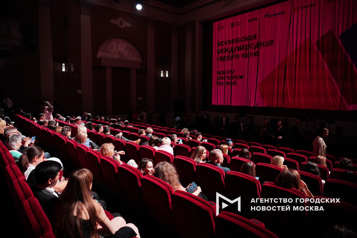 Московская международная неделя кино пройдет с 23 по 27 августа, сообщил Сергей Собянин. В российскую столицу вновь прибудут представители киноиндустрии из нескольких десятков стран, в том числе из Китая, ОАЭ, Бразилии, Франции и Египта.  Москвичей и гостей города ждут бесплатные кинопоказы в сети «Москино», «Художественном» и кинотраке – уникальном мобильном кинотеатре, который будет курсировать по паркам и знаковым площадкам столицы. Также состоятся благотворительный аукцион кинореквизита и традиционная акция «Ночь кино».    «Москва»