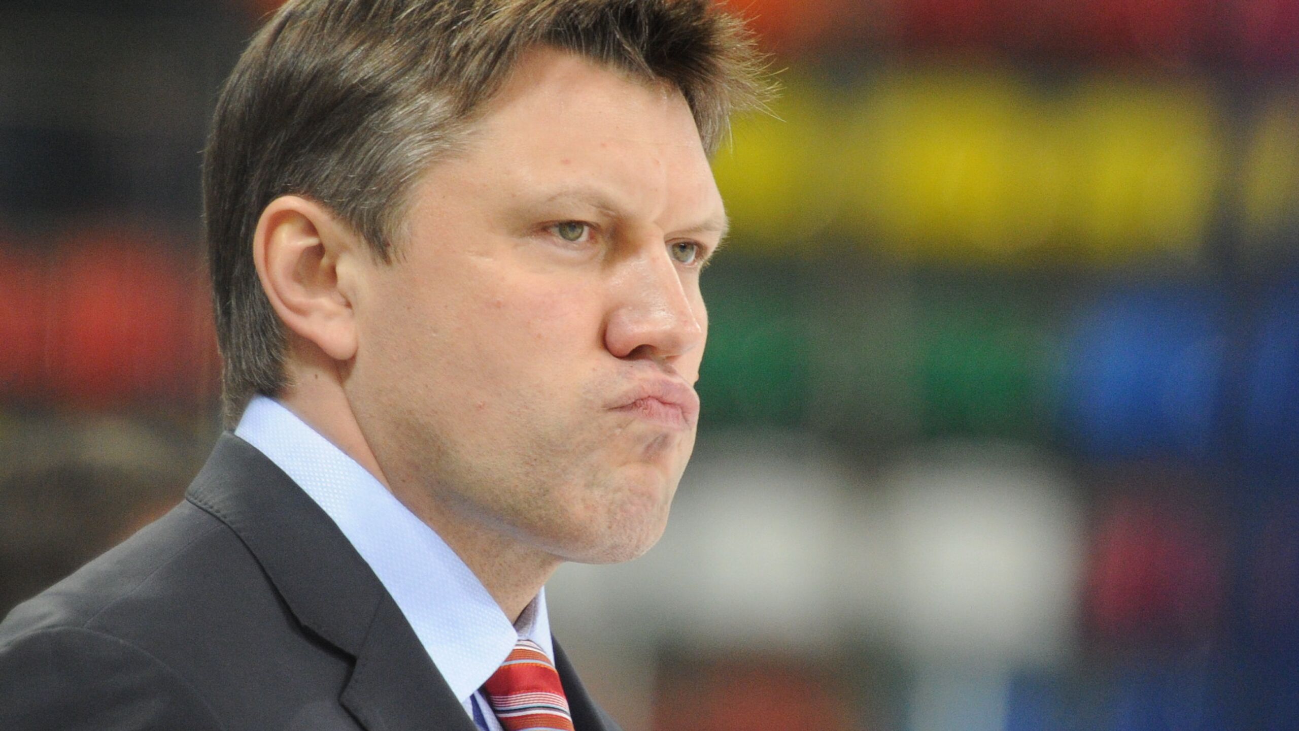 Олимпийский чемпион по хоккею Вячеслав Буцаев считает что некачественная инфраструктура на Олимпийских играх 2026 года в Италии может сказаться на спортивных результатах и лишить мир новых рекордов В пятницу в Милане на стадионе Санта Джулия проходил тестовый хоккейный матч но игра была отложена из за образовавшейся по ходу встречи пробоины во льду Олимпиада пройдет с 6 по 22 февраля в Милане и Кортина д Ампеццо В июле в штаб квартире Международной федерации хоккея IIHF было подписано соглашение по которому игроки Национальной хоккейной лиги НХЛ впервые с 2014 года примут участие в олимпийском турнире Ранее заместитель комиссара НХЛ Билл Дэйли допустил отказ игроков от участия в Олимпиаде из за плохого качества льда В наше время таких проблем не было Сейчас Олимпийские игры это не только грандиозный большой праздник к сожалению без нашего участия но и определенные условия для вложений строительства объектов