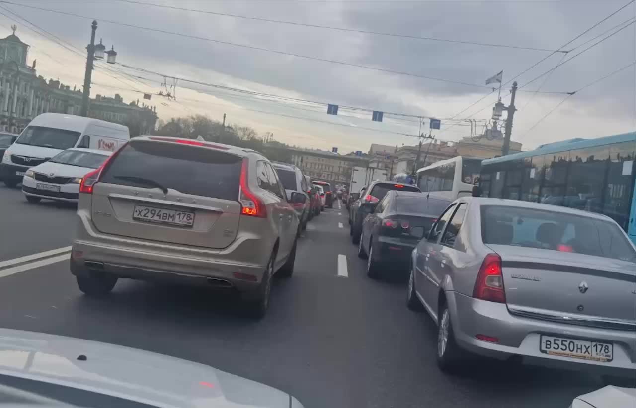 Пробка на Дворцовом мосту из-за большегруза с антистресс-тарелками