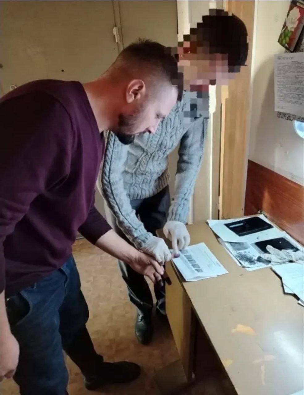 Дело Виталия Наливкина передано в суд Авторов юмористических роликов о председателе вымышленного уссурийского исполкома судят по статьям о хулиганстве и незаконном изготовлении взрывных устройств Обвиняемым грозит до 15 лет лишения свободы Дело было заведено после ролика где Наливкин стреляет из гранатомета в щит с логотипом партии Единая Россия Расследование длится уже четыре года За 4 года следственных действий мы не могли вести творческую деятельность а те немногие ролики что появлялись у нас на канале были скорее вынужденными и публиковались с риском для ужесточения нам мер пресечения Хотим сказать что не смотря на всю сложность нашего положения мы не планируем скрываться от системы правосудия и морально готовы к любому развитию событий Хотелось бы верить в лучшее сообщила в своем тг канале адвокат съемочной группы Галина Антонец Члены съемочной команды и до этого сталкивались с правоохранительными органами Актриса Лариса Кривоносова игравшая роль официального представителя местной полиции в 2021 году получила десять суток ареста за незаконное ношение формы правоохранительных органов ст 17 12 КоАП РФ Продюсер Семен Вавилов в 2022 году был оштрафован на 5 тыс руб за незаконное размещение на автомобиле полицейской символики Актер Андрей Неретин исполнивший роль Виталия Наливкина скончался почти год назад после болезни
