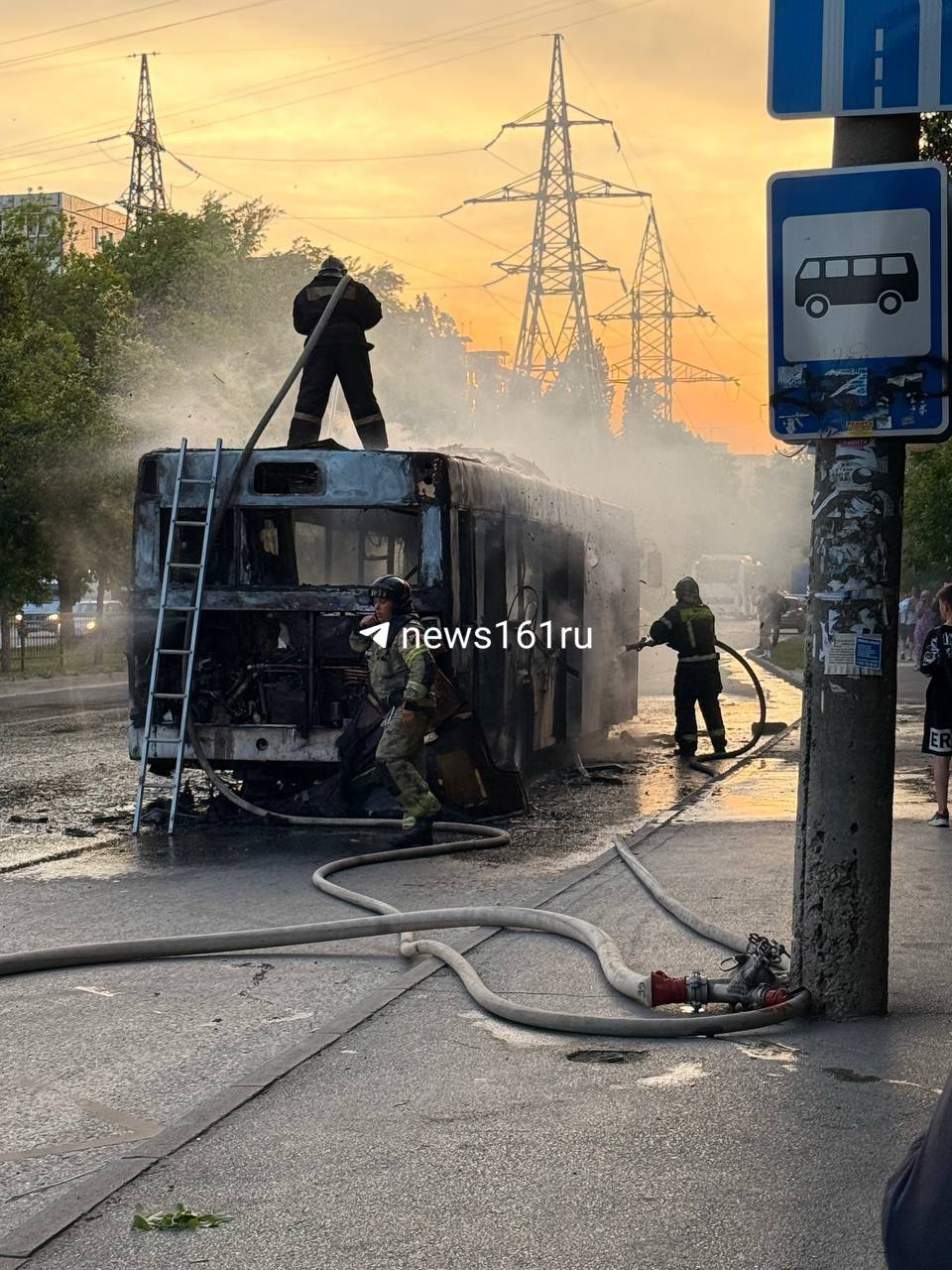 Автобус загорелся почти полностью сгорел на Вятской. О пострадавших пока неизвестно. Напиши нам