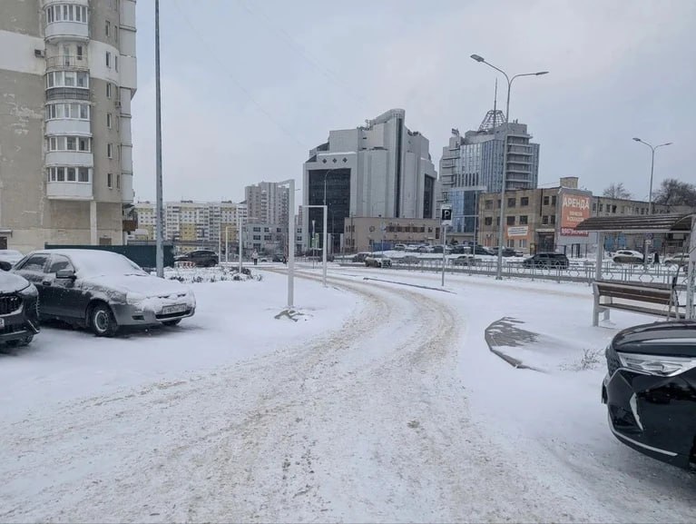 Скандал разгорелся из за парковки на улице 22 Партсъезда Парковка находится возле дома 303А Рядом жилые дома и поликлиника так что парковка востребована Только в один из дней декабря самарцы заметили что на этой парковке начали устанавливать шлагбаум После жалоб местных жителей установку шлагбаума заблокировали Об этом заявили в администрации Октябрьского района Оказалось что часть участка на котором расположена парковка отдана в аренду на пять лет банку который расположен через дорогу и он может устанавливать на нем малые архитектурные формы Ранее в департаменте градостроительства Самары сообщали что арендатор обращался к ним для получения муниципальной услуги и оснований для отказа в этом не было Неужели новое самарское яблоко раздора Подпишись на truekpru63 Мы в MAX