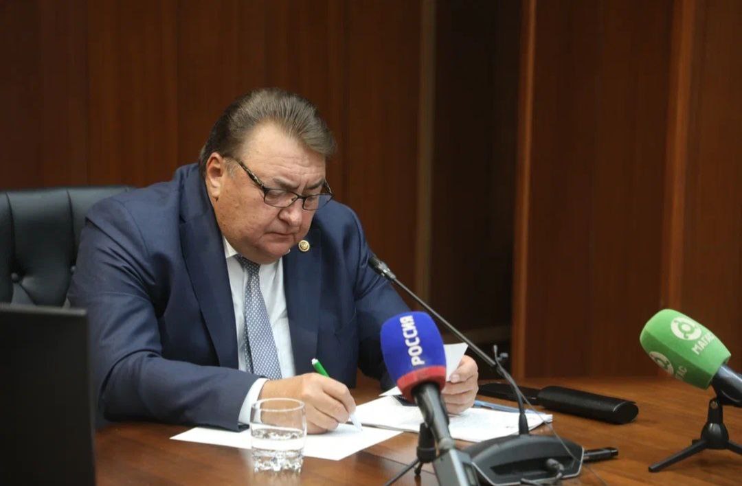 На расширенном заседании Правительства под председательством премьер министра Владимира Сластенина подвели промежуточные итоги реализации нацпроектов в республике Контрактация средств 99 4 более 4 1 млрд рублей Кассовое исполнение 80 2 свыше 3 3 млрд рублей Средства осваиваются планомерно Лидеры среди нацпроектов показатели выше средних по России   Экология 100 по РФ 55 1 Эффективная и конкурентная экономика 100 по РФ 76 5 Молодежь и дети 85 3 по РФ 81 3   Инфраструктура для жизни 80 1 по РФ 72 9   Туризм и индустрия гостеприимства 79 2 по РФ 45 3 Реализация нацпроектов имеет стратегическое значение для социально экономического развития Ингушетии Эти проекты напрямую влияют на улучшение качества жизни граждан формирование современной инфраструктуры и создание условий для экономического роста подчеркнул Владимир Сластенин Подписывайтесь на нас в МАХ