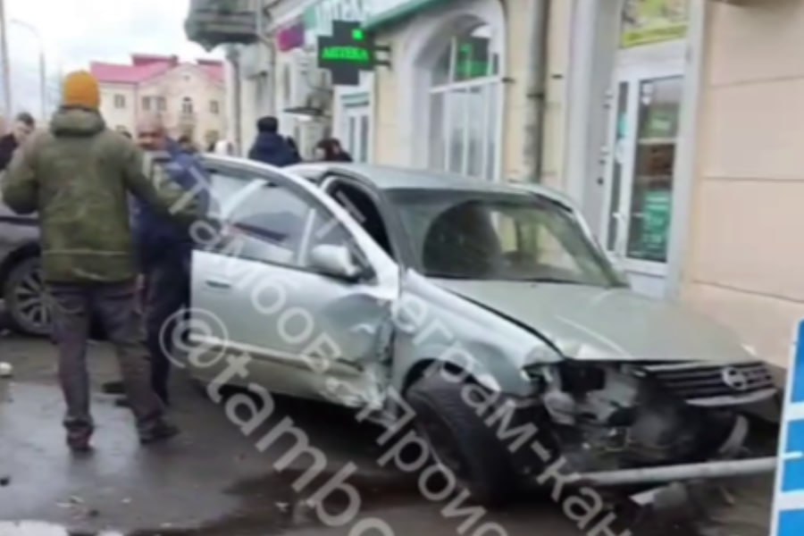 В Тамбове на улице Гастелло две легковушки вылетели на тротуар  Авария произошла недалеко от пересечения с улицей Гагарина.  По предварительным данным, столкнулись автомобили "BMW" и "Nissan". От удара машины выкинуло на тротуар, прямо рядом с остановкой общественного транспорта.  Очевидцы задержали водителя BMW до приезда полиции. Ему предстоит пройти процедуру медицинского освидетельствования на состояние алкогольного опьянения.  Данных о пострадавших нет.     "ЧП Тамбов"  vk.com     ИА "Онлайн Тамбов.ру"