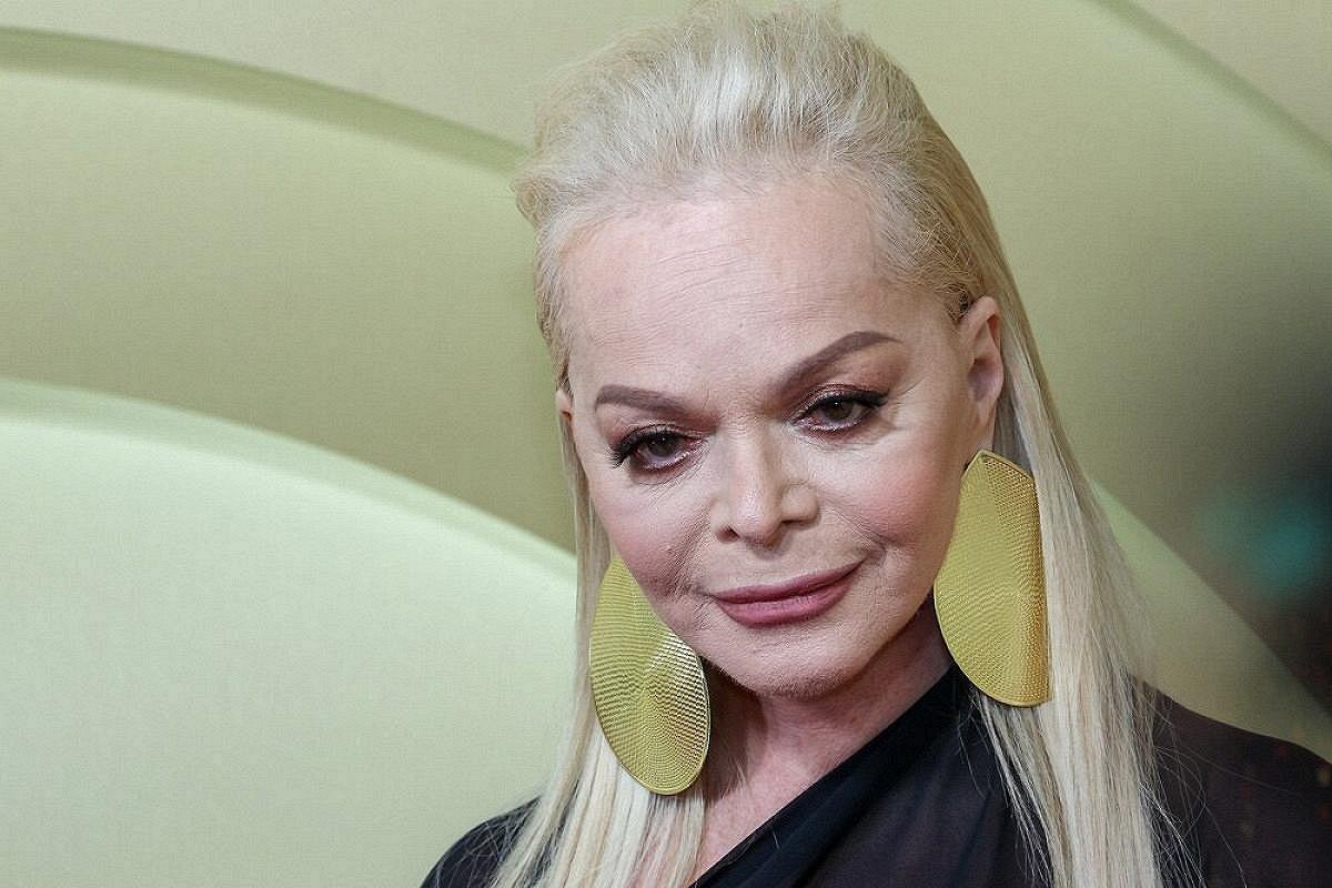 Верховный суд отменил решения нижестоящих судов по делу квартиры Ларисы Долиной которую она продала летом 2024 года а затем оспорила сделку Судебная коллегия обязала оставить квартиру Полине Лурье и в ближайшее время рассмотреть иск о принудительном выселении Долиной Афиша Daily рассказывала как певица стала лицом обмана на сделках с недвижимостью Больше новостей в Daily News