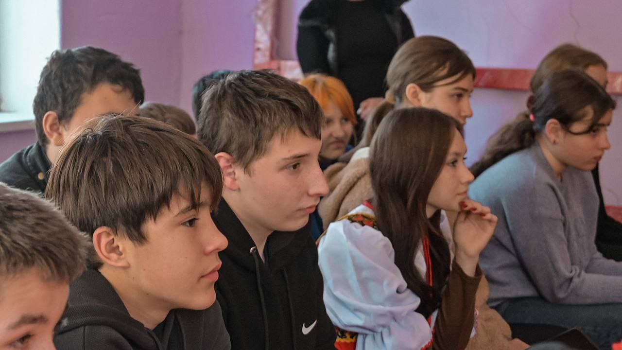 Показали знания В преддверии праздника сектор молодёжной политики отдела молодёжи спорта и туризма Администрации Старобешевского муниципального округа провёл в ГБОУ Придорожненская школа Старобешевского м о викторину ко Дню Государственного флага ДНР Ребята отлично справились с заданиями продемонстрировав знания истории и символики Государственного флага Донецкой Народной Республики В завершение школьники порадовали всех зажигательным танцевальным номером Подписаться на нацпроект Молодёжь и дети