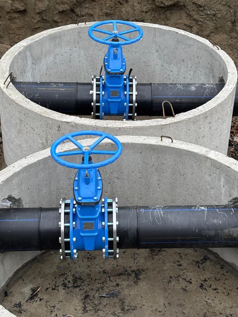 В Ревде капитально отремонтирован водовод От насосной станции у озера Сычуль до городской распределительной сети проложено две нитки магистрального трубопровода каждая длиной около 5 км Старые трубы были крайне изношены Из за аварий город несколько раз отключался от водоснабжения По словам властей теперь чистая холодная вода поступает в жилые дома по новым трубам из полиэтилена низкого давления устойчивого к коррозии Подписаться Прислать новость