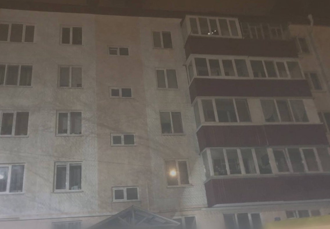 Труп мужчины обнаружили в одном из дворов Корсакова Подробности рассказали в СУ СК РФ по Сахалинской области. Тело 44-летнего мужчины нашли во дворе жилого дома. Организовано проведение доследственной проверки. Для установления причины смерти мужчины его тело направлено на судебно-медицинское исследование. Устанавливаются все обстоятельства произошедшего, по результатам проверки будет принято процессуальное решение, — отметили в ведомстве. ——— : Прислать нам новость: