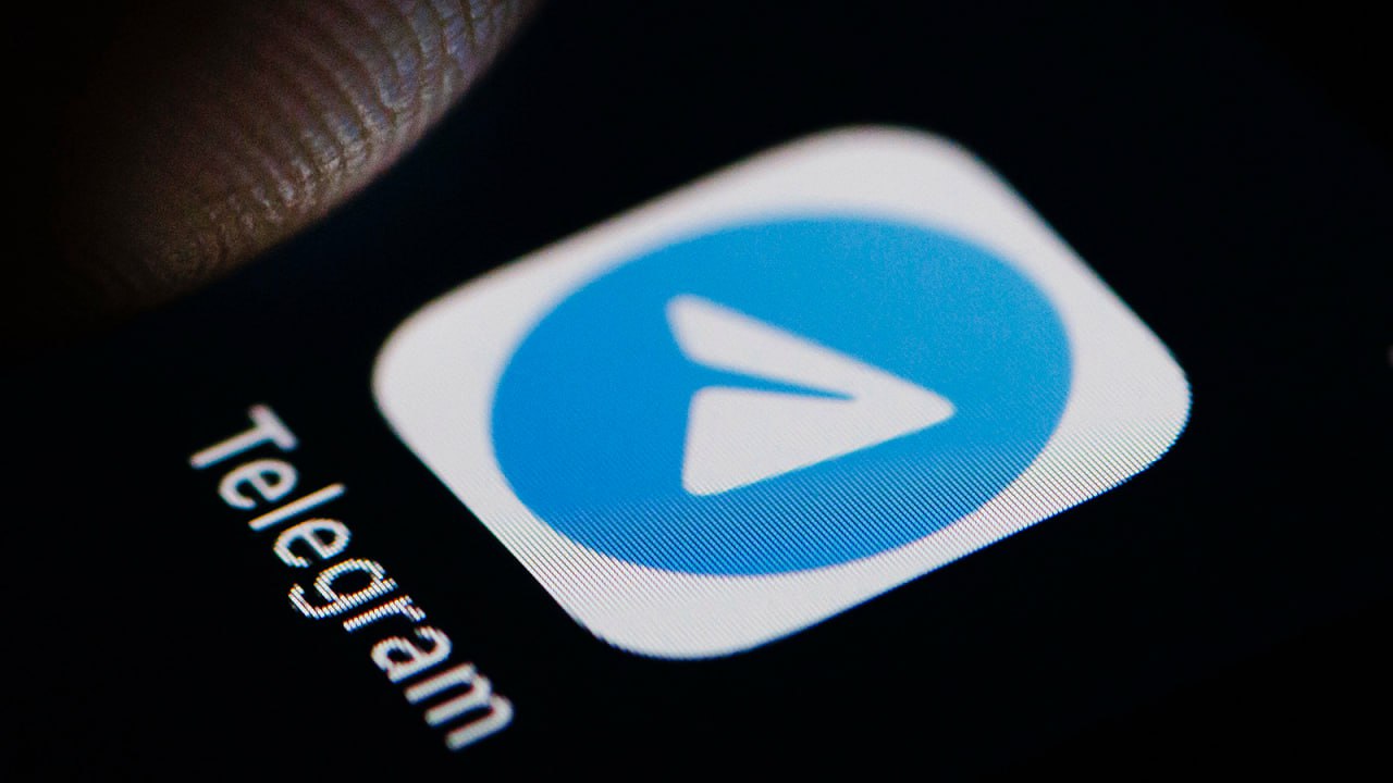 «Яндекс» наращивает выдачу Telegram-каналов в поисковике Telegram-каналы стали активнее индексироваться поисковыми системами. При этом 90% всех показов Telegram-каналов в выдаче на данный момент приходится на «Яндекс» и 10% — на Google. Об этом сообщает «Коммерсантъ». В «Яндексе» переходы из браузера в мессенджер составляют уже более 20% всего трафика каналов. Если в начале 2024 года число показов ссылок, которые ведут в мессенджер, было на уровне 1,7 тыс., то уже в декабре — на уровне 3,7 тыс. В «Яндексе» Telegram-каналы чаще всего появляются в топ-10 по выдаче, тогда как в Google они видны на позициях от 20 строчки. Лидером по числу запросов в «Яндексе» стали «транзакционные запросы» — более 7,6 млн по итогу 2024 года. Вторыми в рейтинге стали «навигационные запросы» — более 2,2 млн. В самом «Яндексе» сообщили, что в 2025 году пользователи ежедневно осуществляют более 3 млн переходов в мессенджер из поисковика. 70% переходов совершаются на конкретный контент каналов, и только 30% составляют полунавигационные и навигационные запросы. Подписывайтесь