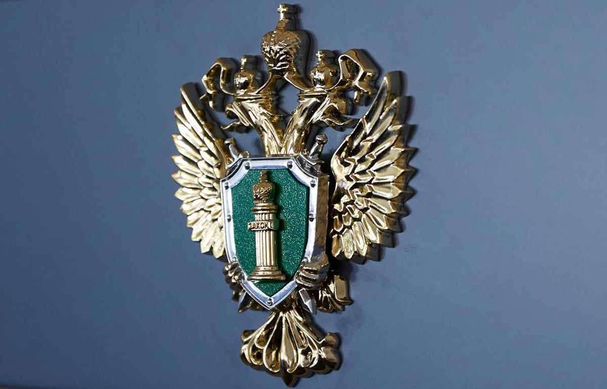 В Томской области по постановлению прокуратуры организация оштрафована на 500 тыс рублей за совершение коррупционного правонарушения Прокуратура Ленинского района г Томска провела проверку исполнения законодательства о противодействии коррупции Установлено что в период с января по апрель 2023 года руководитель частного охранного предприятия Север передал руководителю учебного центра незаконное вознаграждение в размере 30 тыс рублей за изготовление свидетельства о прохождении профессионального обучения по программе профессиональная подготовка охранников 4 го разряда без фактического обучения сотрудников охранного предприятия Прокуратура района возбудила дело об административном правонарушении по ч 1 ст 19 28 КоАП РФ незаконное вознаграждение от имени юридического лица Организации назначен административный штраф в размере 500 тыс рублей который поступил в бюджет в полном объеме Уголовные дела в отношении взяткодателя и взяткополучателя рассмотрены судом с вынесением обвинительных приговоров