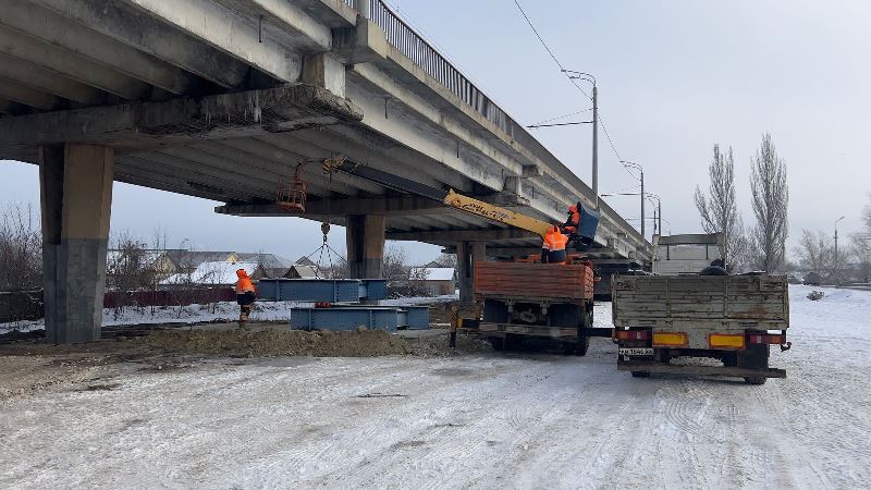 На Сурском мосту идут восстановительные работы. Противоаварийные мероприятия на объекте начались 10 февраля.    Ранее в ходе обследования путепровода на улице Чаадаева была выявлена частичная деформация трех бетонных балок и железобетонной плиты на одном из пролетов мостового сооружения.   В настоящее время в рамках контракта подрядная организация подготовила площадку – провела ее отсыпку щебнем и заливку бетоном. Идет установка металлоконструкции для обеспечения устойчивости путепровода. Данный этап позволит повысить безопасность мостового сооружения.    В связи с необходимостью выполнения противоаварийных мероприятий небольшой участок Сурского моста остается временно закрытым для движения.  Обеспечить беспрепятственный проезд планируется после 25 марта, когда будут завершены все восстановительные работы.