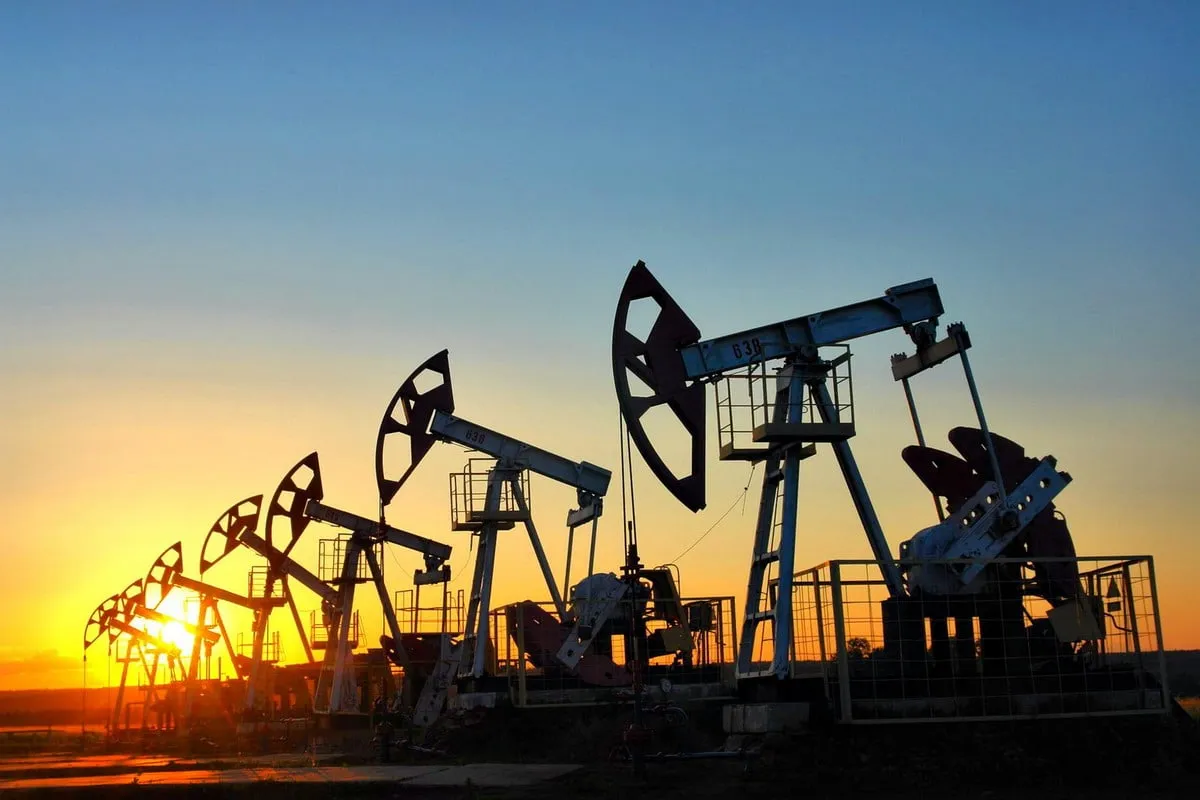 Казахстан в марте нарастил добычу нефти на 250 тысяч баррелей в сутки Россия оставила ее на прежнем уровне За первый месяц весны республика добыла 1 7 млн баррелей в сутки говорится в отчете картеля Россия увеличила добычу нефти на 3 тысячи до 9 17 млн баррелей в сутки отставая от разрешенного уровня на 407 тысяч баррелей в сутки Страны ОПЕК снизили в марте добычу на 7 6 млн баррелей в сутки до 29 76 млн из за закрытия Ормузского пролива после атак США и Израиля на Иран и ответных ударов Ирана на эти страны отмечается в сообщении