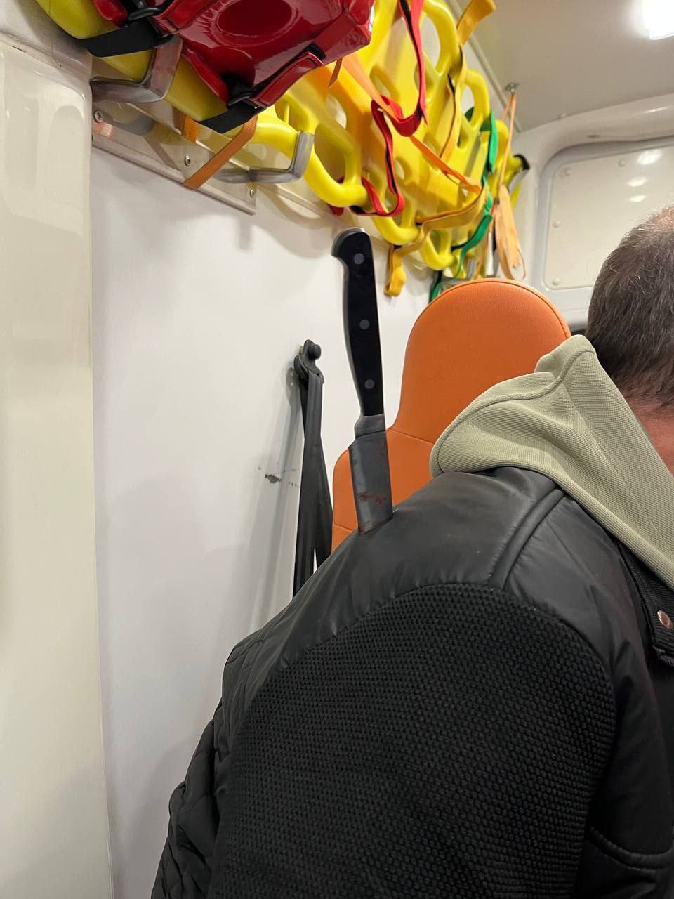 В Подмосковье пассажирка ударила таксиста ножом в спину после ссоры из за стоимости поездки Водитель потребовал оплату за дополнительный маршрут на что пассажирка отреагировала агрессивно и нанесла удар ножом Таксист смог самостоятельно добраться до больницы где врачи удалили оружие Подпишись на нас в МАХ
