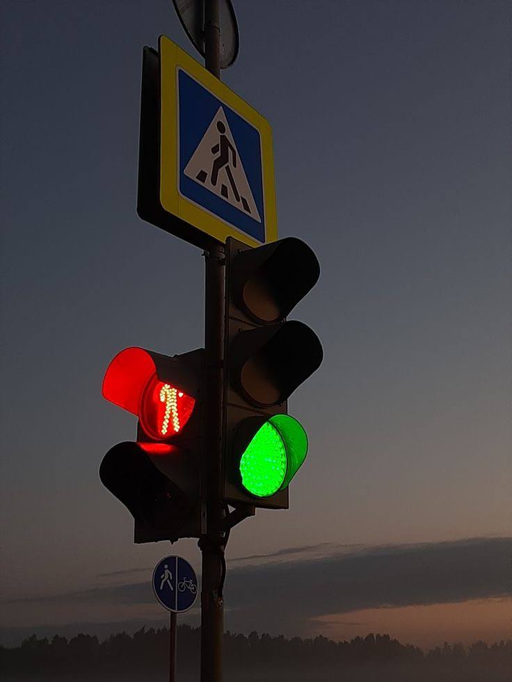 В Мелитополе планируется модернизация светофора на перекрестке улиц Ломоносова и Гризодубовой.  Это решение было принято Комиссией по безопасности дорожного движения. Ремонтные работы помогут увеличить пропускную способность перекрестка, сообщили в Госавтоинспекции.  На данном перекрестке светофор будет дополнен секциями, которые обеспечат удобный поворот налево.  Установка и подключение новых светофорных секций запланированы на 4 февраля 2025 года.  Госавтоинспекция Запорожской области напоминает, что стрелка, разрешающая поворот налево, также разрешает разворот, если это не противоречит установленным дорожным знакам. То же касается и зеленой стрелки на дополнительной секции. Если дополнительная секция не горит или горит красный свет, движение в её направлении будет запрещено.