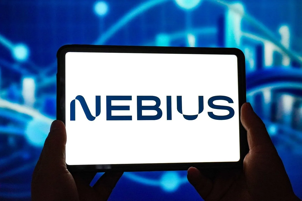 Акции Nebius взлетели почти на 20 после публикации отчетности Бумаги Nebius Group специализирующейся на искусственном интеллекте ИИ подскочили на американской бирже NASDAQ после сильного квартального отчета По состоянию на 20 18 мск котировки прибавляют 18 3 и находятся на отметке 211 9 за бумагу На максимуме рост достигал 19 08 В среду 13 мая Nebius сообщила о росте выручки в первом квартале в 13 4 раза год к году Показатель достиг 399 млн превысив ожидания аналитиков EBITDA вышла в плюс и составила 129 5 млн против убытка годом ранее При этом компания продолжает агрессивно инвестировать в инфраструктуру только за квартал Nebius направила около 2 5 млрд на закупку чипов оборудование и расширение дата центров Аналитики Reuters ожидают что к концу года мощности ЦОДов компании могут достичь 900 МВт Nebius бывшая нидерландская Yandex N V материнская компания Яндекса Компанию возглавляет Аркадий Волож Подробнее Акции компании основателя Яндекса взлетели на 20 на выходе отчетности Подписаться на канал Мы в Максе