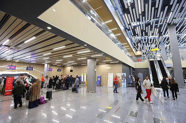 Авиакомпании Red Wings и Uzbekistan Airways запустили прямые рейсы из Махачкалы в Ташкент Авиакомпании Red Wings и Uzbekistan Airways запустили прямые рейсы из Махачкалы в Ташкент Узбекистан Об этом сообщает ТАСС со ссылкой на данные пресс службы аэропорта Махачкалы Теперь в Ташкент можно улететь два раза в неделю по понедельникам в 21 10 рейсом WZ 4137 авиакомпания Red Wings По четвергам в 11 30 рейсом HY 9732 авиакомпания Uzbekistan Airways говорится в сообщении Ранее сообщалось что увеличение пассажиропотока в махачкалинском аэропорту до 10 по сравнению с 2024 годом ожидают к концу 2025 года В 2024 году пассажиропоток составил 2 9 млн человек aviaru net n292113