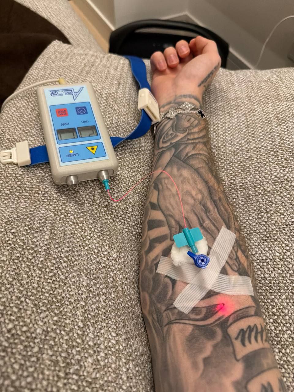 Егор Крид извинился перед поклонниками и назвал причину переноса концерта в Омске В своих соцсетях певец рассказал что ему пора притормозить и восстановить здоровье Было принято решение перенести ближайшие концерты в Омске и Новосибирске а возможно в других городах чтобы вернуться с новыми силами в бой  Все билеты остаются действительными а новая дата будет объявлена на официальном сайте артиста Фото egorkreed