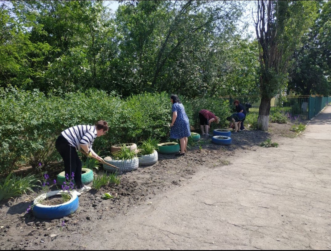 Во Дворце культуры им. Горького пгт Крепенский прошла экологическая акция «Чистота спасет мир» посвященная Всемирному дню окружающей среды. В акции приняли участие культработники, которые произвели уборку прилегающей территории, облагородив клумбы, убрав сухостой и обрезав кустарники.
