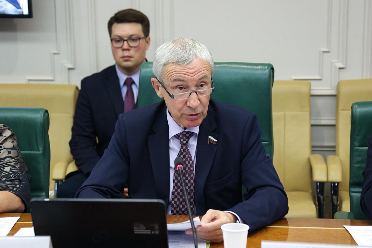 Евросоюз отложил принятие очередного пакета экономических санкций против России Заместитель председателя Комитета Совета Федерации РФ по международным делам Андрей Климов объяснил Ридусу чем вызвана эта задержка   www ridus ru n 694702 ridusnew