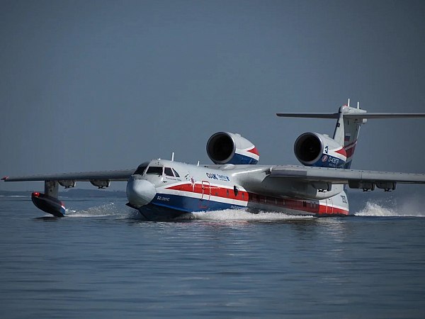 МЧС планирует получить самолеты Бе-200ЧС-8 с российскими двигателями Самолет-амфибия Бе-200ЧС-8, который применяется для тушения пожаров, будет оснащен двигателями российского производства, заявил глава МЧС Александр Куренков. Об этом сообщает "Интерфакс". "Сейчас ведутся опытно-конструкторские работы по модернизации самолетов-амфибий. Их результатом должна стать модель Бе-200ЧС-8 с новыми авиационными двигателями ПД-8 отечественного производства", – сказал он. "У нас в данный момент существует группировка из 10 самолетов Бе-200ЧС. В планах министерства иметь на оснащении 16 самолетов данного типа", – сообщил министр. aviaru.net/n284056