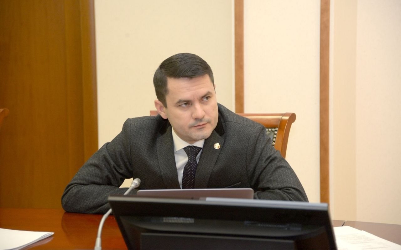 Вице-премьеров Чувашии Дмитрия Краснова также министр экономического развития и Владимира Степанова министр здравоохранения отправили в отставку сегодняшним указом. Оба чиновника будут уволены 11 мая. Краснов прокомментировал это решение, сказав, что остается в команде Николаева.