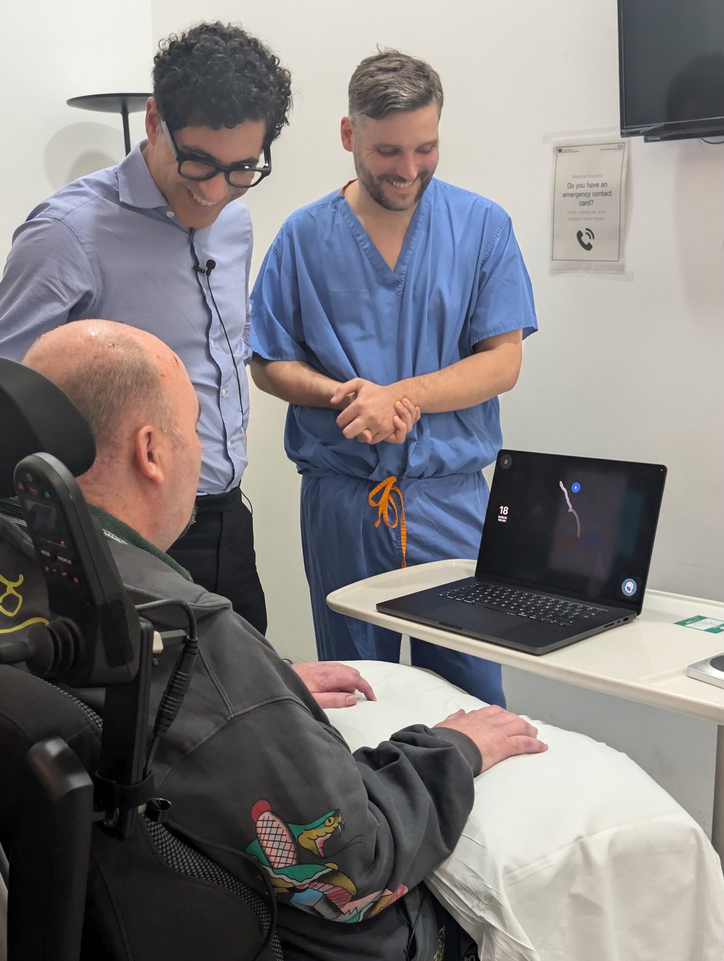 Neuralink объявила о первом пациенте из Великобритании Компания сообщила что первый пациент из Великобритании Пол страдающий параличом из за болезни двигательных нейронов получил имплант Neuralink Уже через несколько часов после операции он смог управлять компьютером силой мысли   Илон Маск