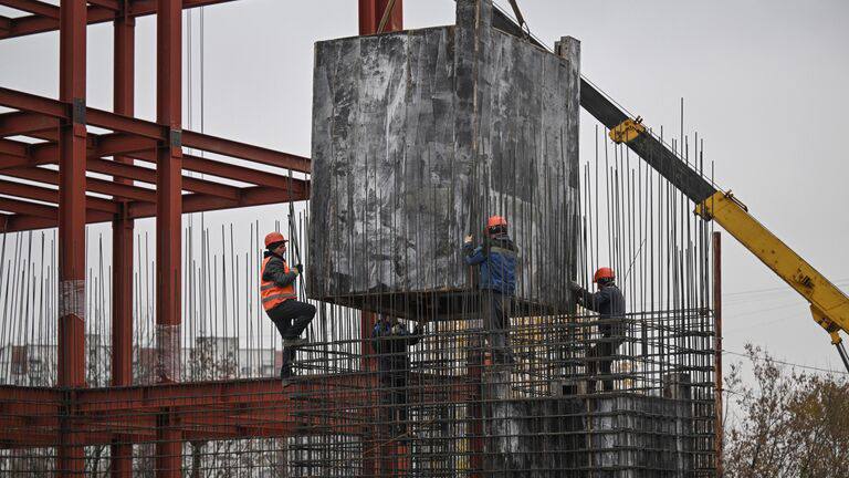 Зарплаты строителей в России взлетели на 22% Средние зарплатные предложения для специалистов в сфере строительства жилых и коммерческих объектов в России во втором квартале 2025 достигли 112 317 рублей в месяц. Об этом свидетельствует совместное исследование «Авито Недвижимости» и «Авито Работы». Наибольший рост зарплат наблюдается у специалистов, выполняющих отделочные работы. Фасадчикам в среднем предлагают 172,5 тысячи рублей в месяц, плиточникам - 155,8 тысячи рублей, а каменщикам - 154,1 тысячи рублей. Аналитики отмечают значительный рост спроса на плиточников в 2,4 раза , отделочников в 1,6 раза и маляров в 1,4 раза по сравнению с аналогичным периодом прошлого года. Спрос на штукатуров вырос на 15%. Фото: РИА