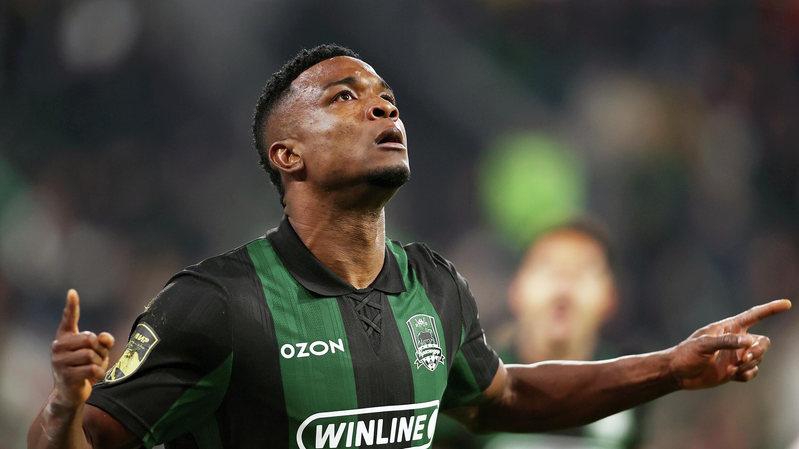 Колумбийский нападающий футбольного клуба Краснодар Джон Кордоба потребовал чтобы аргентинского полузащитника московского ЦСКА Родриго Вильягру строго осудили за его слова во время матча 18 го тура Российской премьер лиги РПЛ Краснодар в воскресенье дома выиграл у ЦСКА со счетом 3 2 Во время перерыва футболисты обеих команд устроили перепалку в подтрибунном помещении которая попала в кадры трансляции Позже уругвайский защитник Краснодара Лукас Оласа заявил что одного из его партнеров назвали гребаным негром На видео все видно Надеюсь что к Вильягре будут применены такие же санкции как были ко мне за мои слова Его должны судить по всей строгости Я говорил судье говорил с Мойзесом Он понимает что сказал Вильягра На видео все четко понятно цитирует Кордобу Чемпионат На вопрос о том позволил ли себе Вильягра расистские высказывания Кордоба ответил На видео повторюсь все понятно