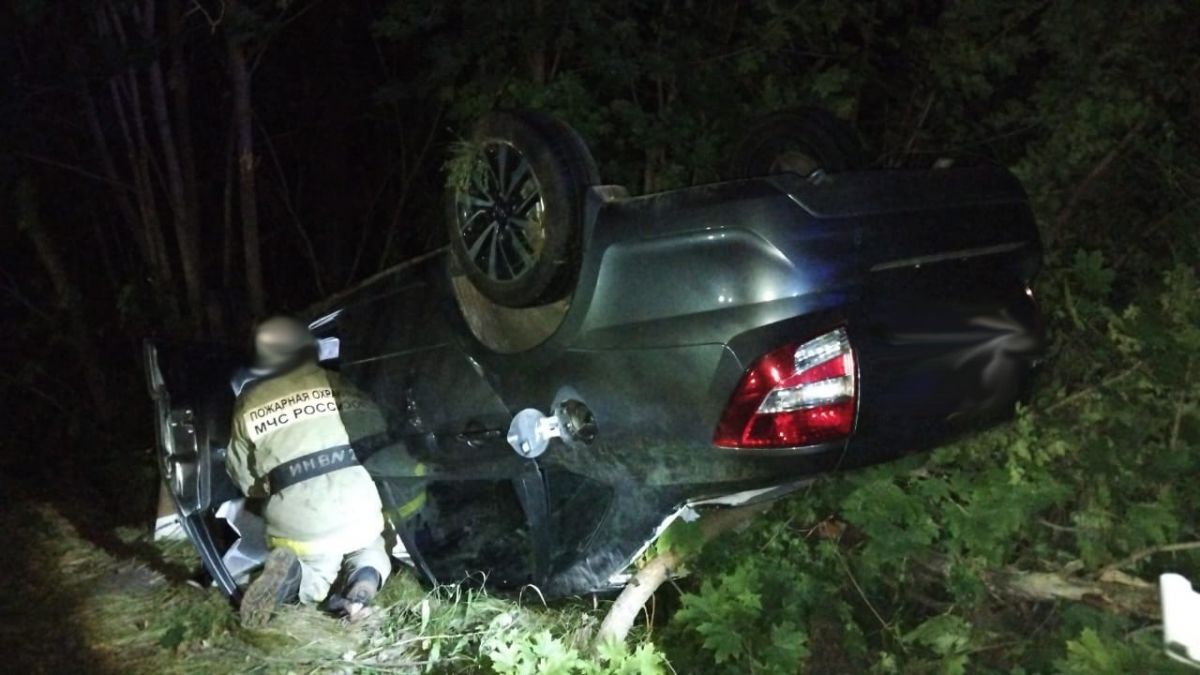 Двух человек доставили в больницу после аварии в Грибановском районе ДТП случилось примерно в 22:50 на 422 км дороги «Р-298». За рулем «Лады Гранта» находился 42-летний житель Самарской области. Он, не справившись с управлением, вылетел в кювет, где его автомобиль перевернулся. В результате происшествия медицинская помощь потребовалась водителю и его 38-летней пассажирке. Их с полученными травмами госпитализировали в ближайшее медучреждение. ↗ Прислать новость Подписаться
