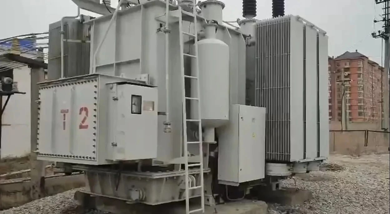 В Махачкале завершают модернизацию крупнейшей подстанции В Махачкале на подстанции Приморская завершен монтаж и введен в эксплуатацию силовой трансформатор Т 2 обеспечивающий стабильное электроснабжение микрорайона Редукторный Трансформатор был смонтирован еще в 2024 году Для повышения надежности электроснабжения и предотвращения ограничений для потребителей в 2025 году заказали и поставили более мощную и современную ячейку главного ввода В 1 Т 2 По информации Минэнерго РД сейчас на объекте ведутся монтажные и пусконаладочные работы В последние две недели из за ряда работ вводились ночные временные ограничения электроснабжения с 23 00 до 4 00 ч Оставшийся комплекс работ займет примерно 7 8 часов они запланированы на 3 марта 2026 года в дневное время